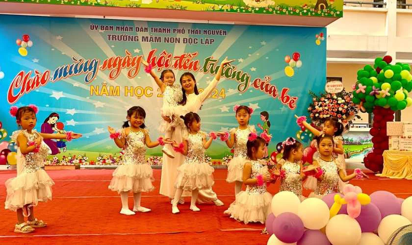 Múa: Ngày đầu tiên đi học