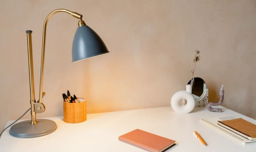 Ngoài các đồ dùng trên, bạn cũng nên sắm ngay một chiếc đèn học chống cận