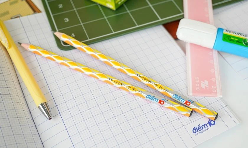 Bút viết là công cụ giúp bé luyện viết hằng ngày