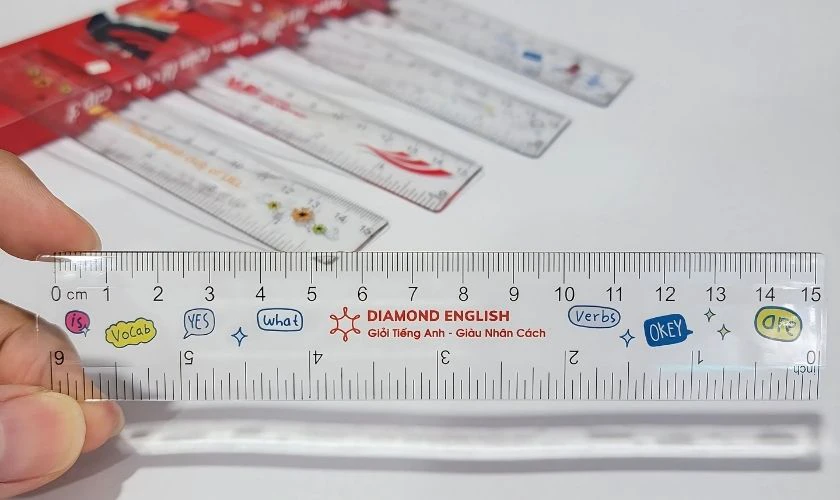 Thước kẻ giúp bé học đo độ dài, vẽ hình và gạch chân nội dung quan trọng