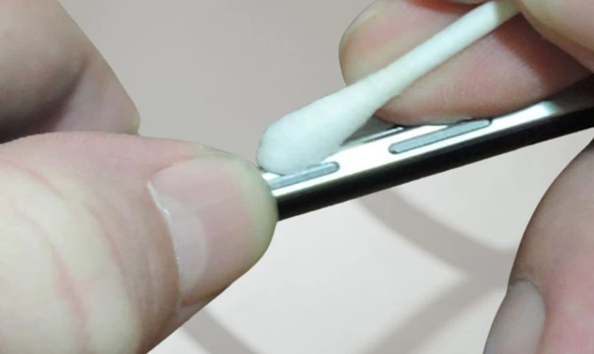 Vệ sinh nút âm lượng trên iPhone