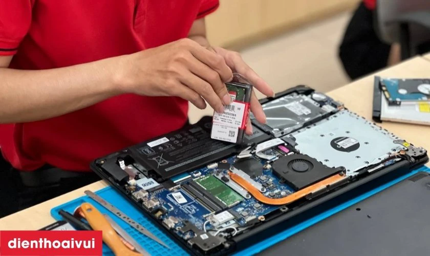 Quy trình thay ổ cứng MacBook Pro 2017 1TB A1708 chính hãng GENA tại Điện Thoại Vui
