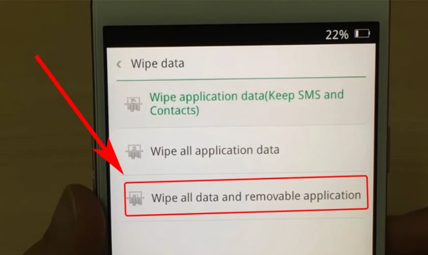 Tiếp tục chọn Wipe all data and removable application