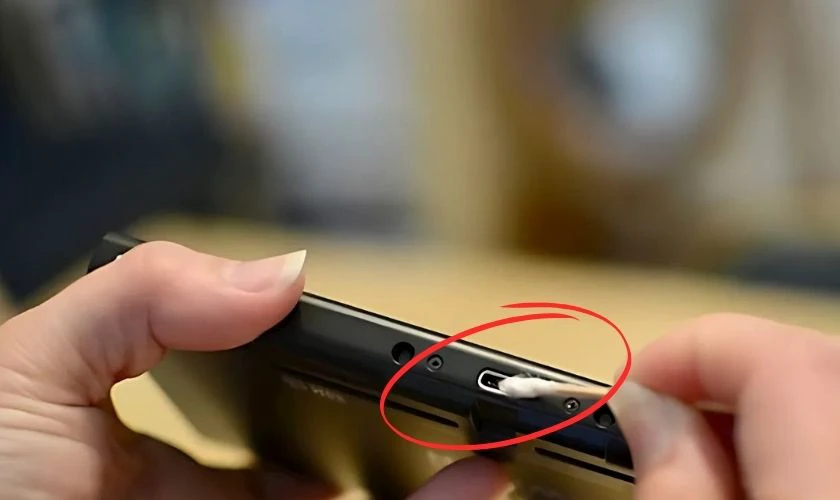Vệ sinh chân sạc điện thoại OPPO F9 như thế nào?