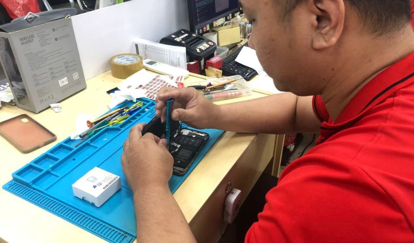 Mang máy đến trung tâm sửa chữa để được hỗ trợ thay pin bởi kỹ thuật viên chuyên nghiệp