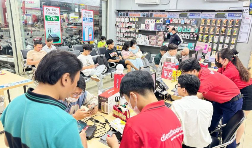 Thay pin iPhone chính hãng giá tốt đến ngay Điện Thoại Vui