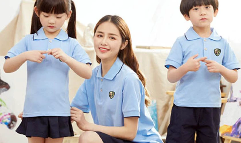 Đồng phục hoặc áo thun in tên bé