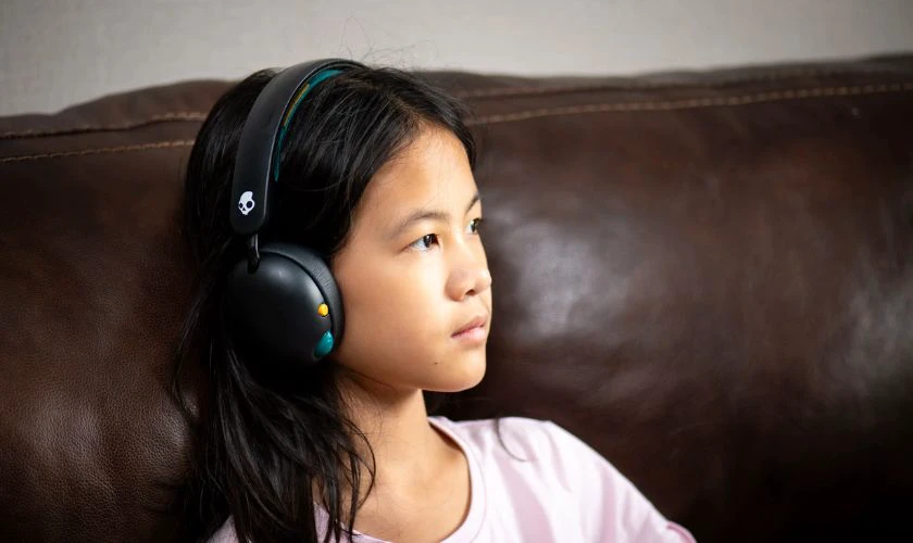 Tai nghe chụp tai làm quà 1/6 cho bé công ty