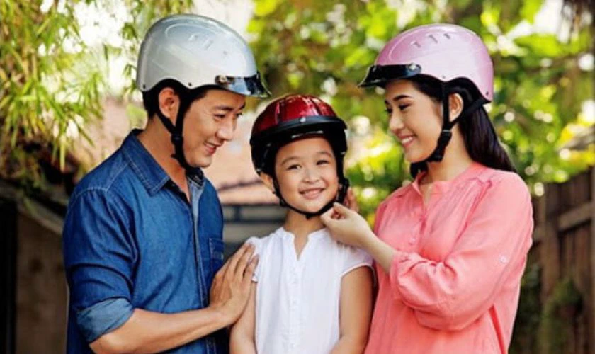 Mũ lưỡi trai, nón bảo hiểm làm quà 1/6 cho bé công ty