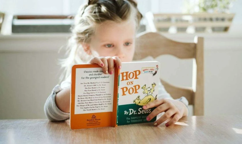 Mua sách phát triển trí não làm quà tặng ngày 1/6 cho bé gái