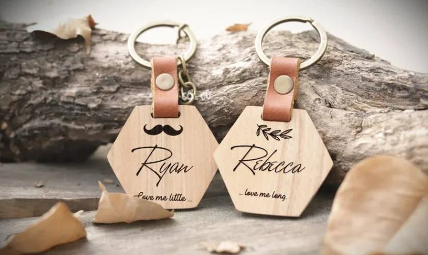 Móc khóa, đồ lưu niệm khắc tên đầy ý nghĩa