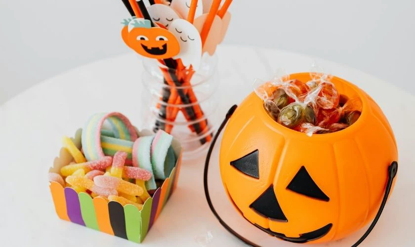 Hộp quà Halloween mix (nến, kẹo, thiệp)