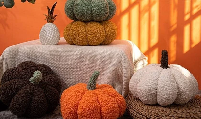 Gối ôm bí ngô làm quà Halloween