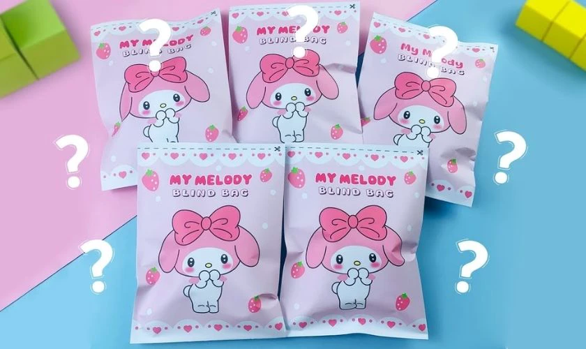 Hộp “túi mù” có nhiều món quà nhỏ trang trí