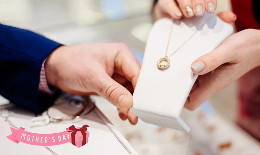 Vòng tay, dây chuyền, bông tai vàng,… cũng đủ để mẹ cảm thấy được yêu thương