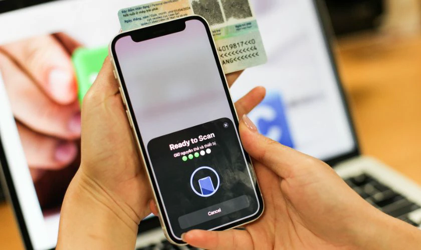 Đặt CCCD đúng vị trí NFC của thiết bị