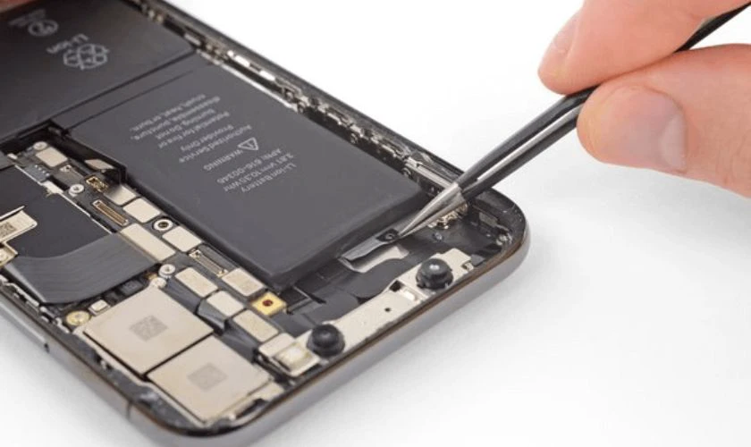 Quy trình thay pin iPhone - Bước 3: Gỡ bỏ pin iPhone cũ