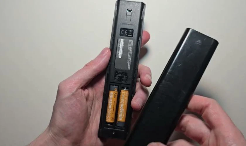 Nhấn và giữ nút Nguồn trên remote trong khoảng 10 giây liên tục