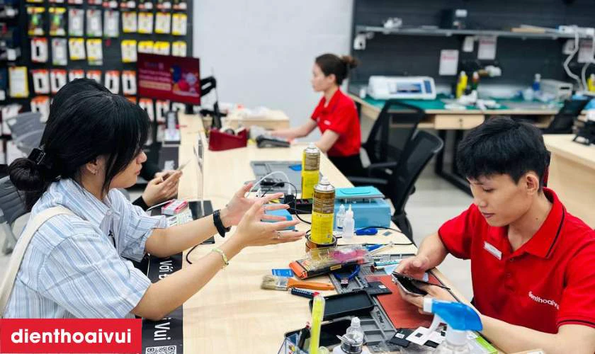 Địa chỉ rửa đốm camera iPhone uy tín