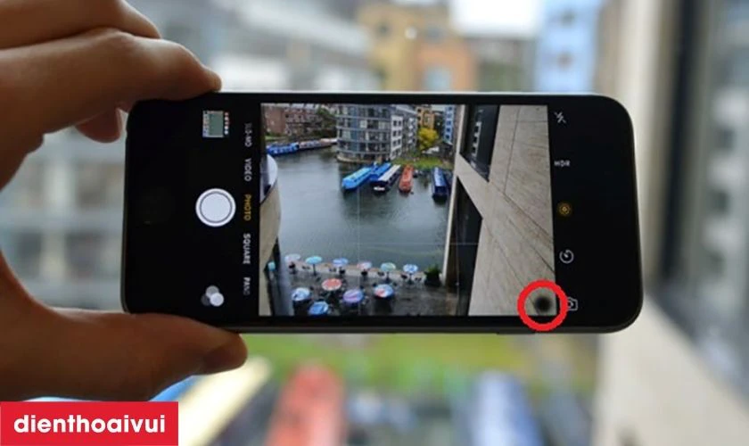 Dấu hiệu cần rửa đốm camera sau iPhone 11