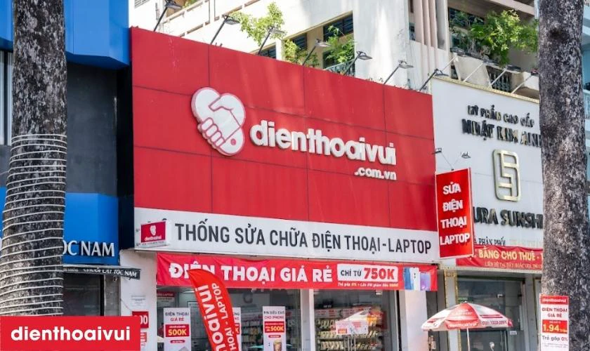 Địa chỉ rửa đốm camera sau iPhone 11 uy tín, nhanh chóng tại Điện Thoại Vui