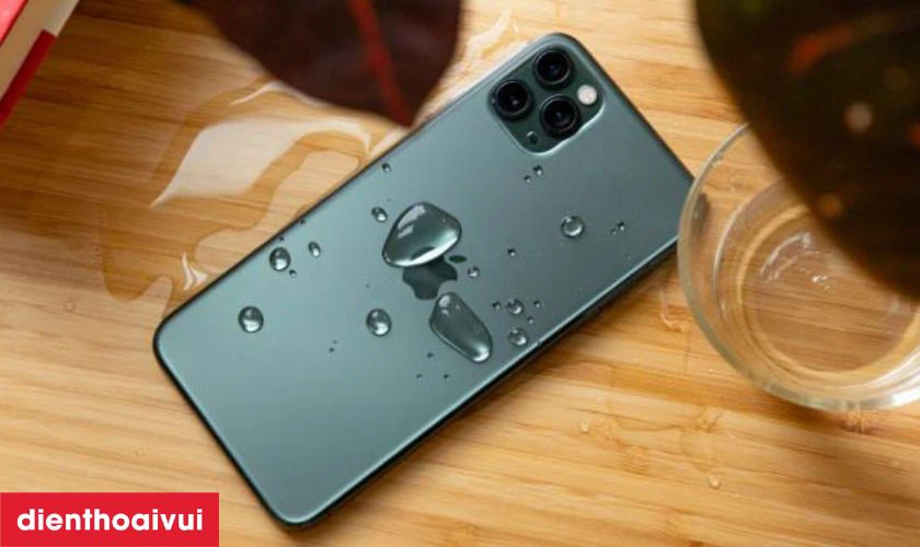 Nguyên nhân gây đốm mờ camera sau iPhone 11 Pro cần rửa