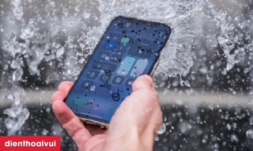 Nguyên nhân gây đốm mờ camera sau iPhone 12