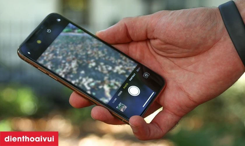 Dấu hiệu cần rửa đốm camera sau iPhone 12 Mini