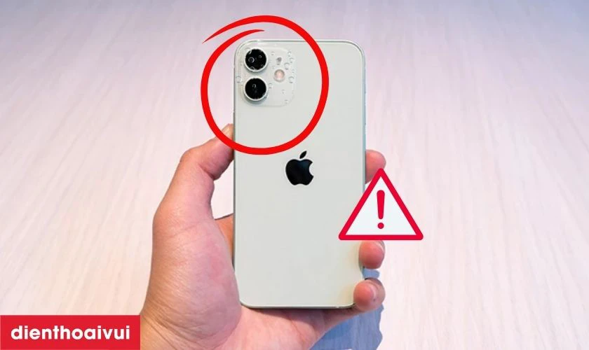 Nguyên nhân gây đốm mờ camera sau iPhone 12 Mini