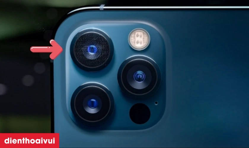 Nguyên nhân gây đốm mờ camera sau iPhone 12 Pro Max