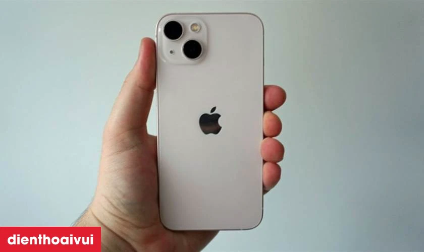 Dấu hiệu cần rửa đốm camera sau iPhone 13