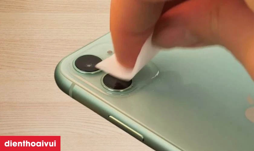 Rửa đốm camera sau iPhone 13 là gì