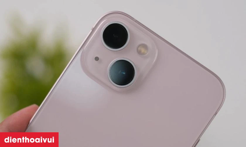 Nguyên nhân gây đốm mờ camera sau iPhone 13 Mini