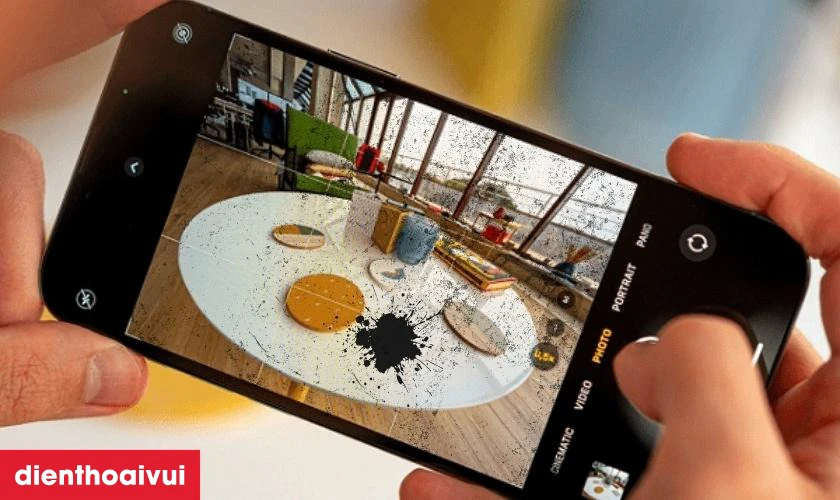 Dấu hiệu cần rửa đốm camera sau iPhone 13 Pro Max