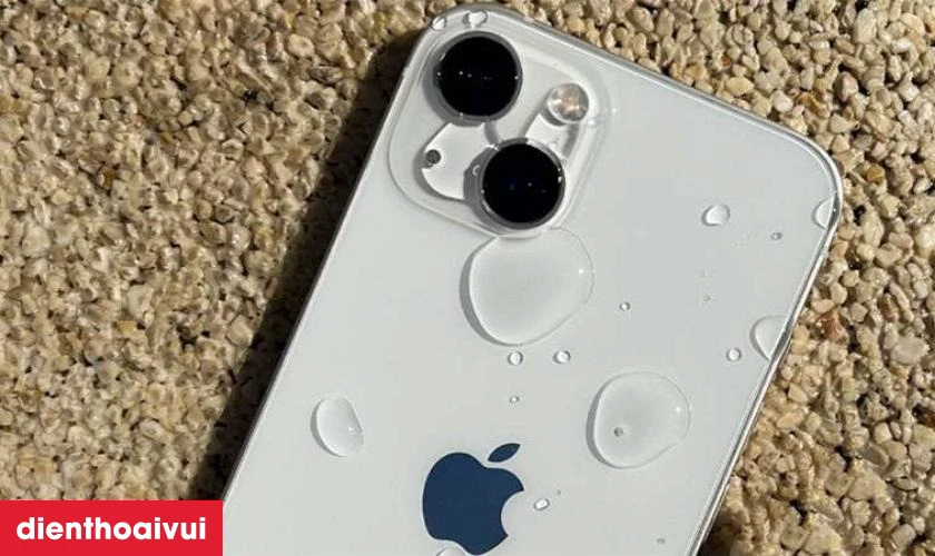 Nguyên nhân gây đốm mờ camera sau iPhone 14
