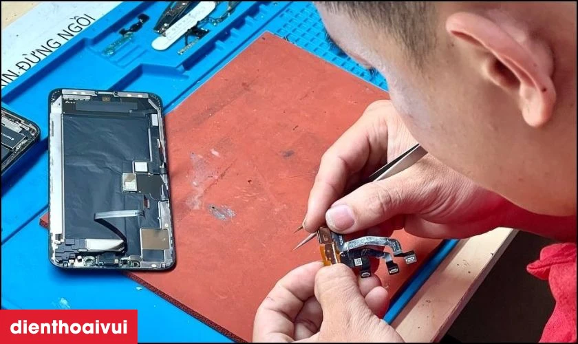 Quy trình rửa đốm camera sau iPhone 14 Plus tại Điện Thoại Vui