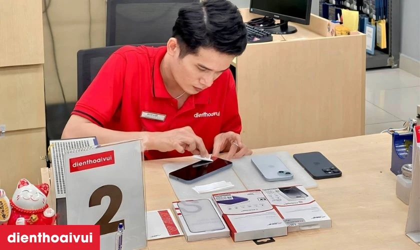 Địa chỉ rửa đốm camera sau iPhone 14 Plus uy tín