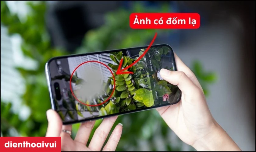Dấu hiệu cần rửa đốm camera sau iPhone 14 Pro