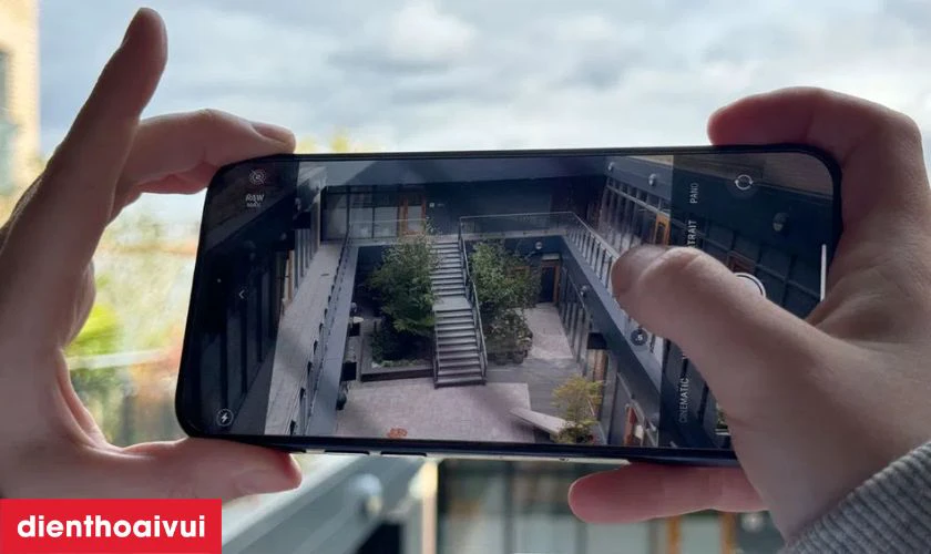 Nguyên nhân gây đốm mờ camera sau iPhone 15