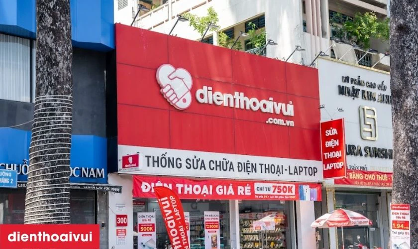 Địa chỉ rửa đốm camera sau iPhone 15 Plus uy tín, nhanh chóng