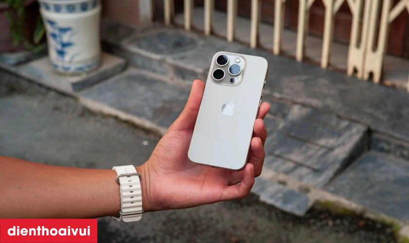 Nguyên nhân gây đốm mờ camera sau iPhone 15 Pro