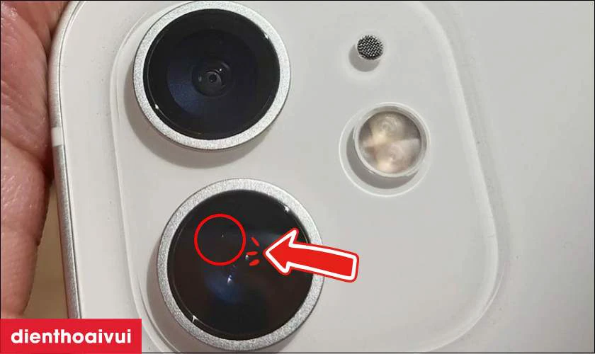 Bụi, hơi nước hoặc mốc bám vào ống kính