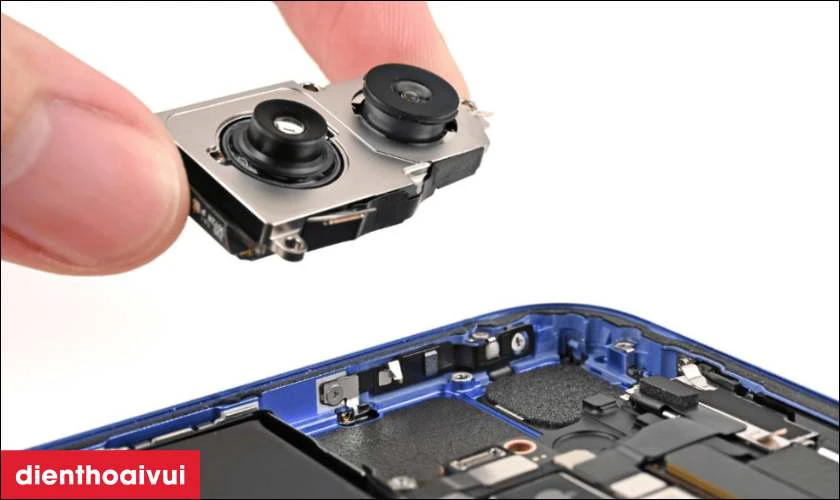 Quy trình làm sạch cụm camera sau bằng thiết bị chuyên dụng