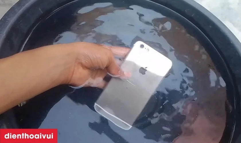 Nguyên nhân gây đốm mờ camera sau iPhone 6 Plus