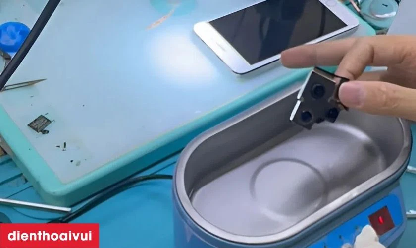 Quy trình làm sạch cụm camera sau bằng thiết bị chuyên dụng