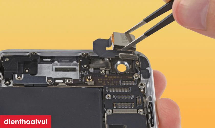 Quy trình làm sạch cụm camera sau bằng thiết bị chuyên dụng