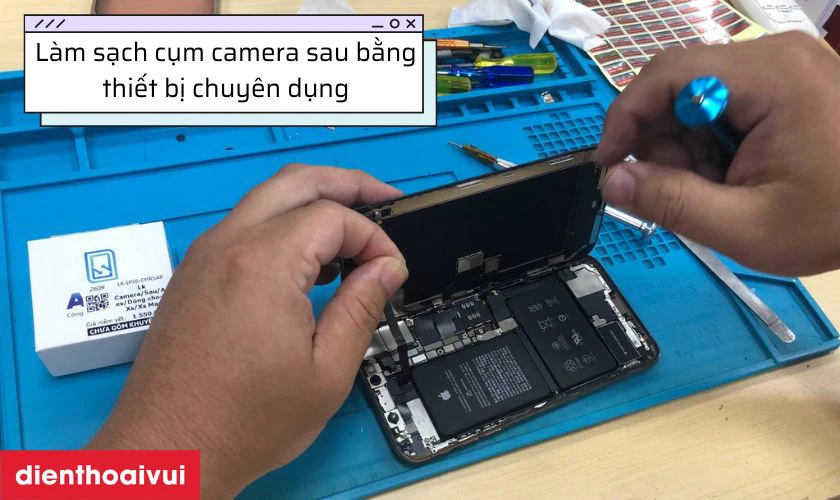Quy trình làm sạch cụm camera sau bằng thiết bị chuyên dụng