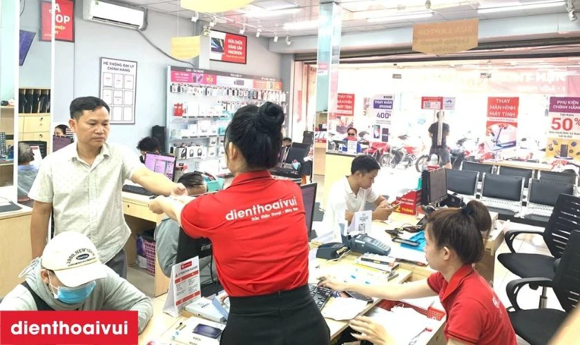 Khách hàng được kiểm tra lại chất lượng ảnh chụp sau khi xử lý