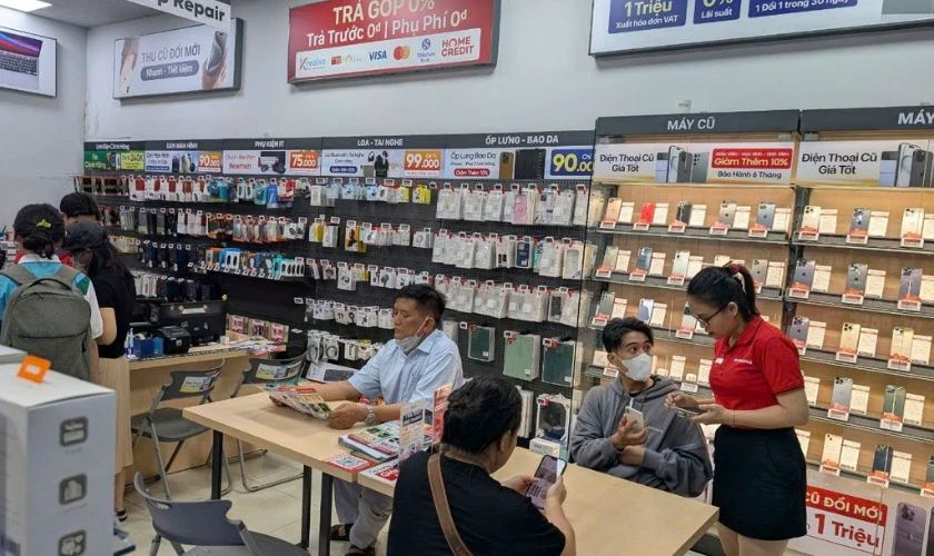 Quy trình rửa đốm camera sau iPhone 8 Plus tại Điện Thoại Vui