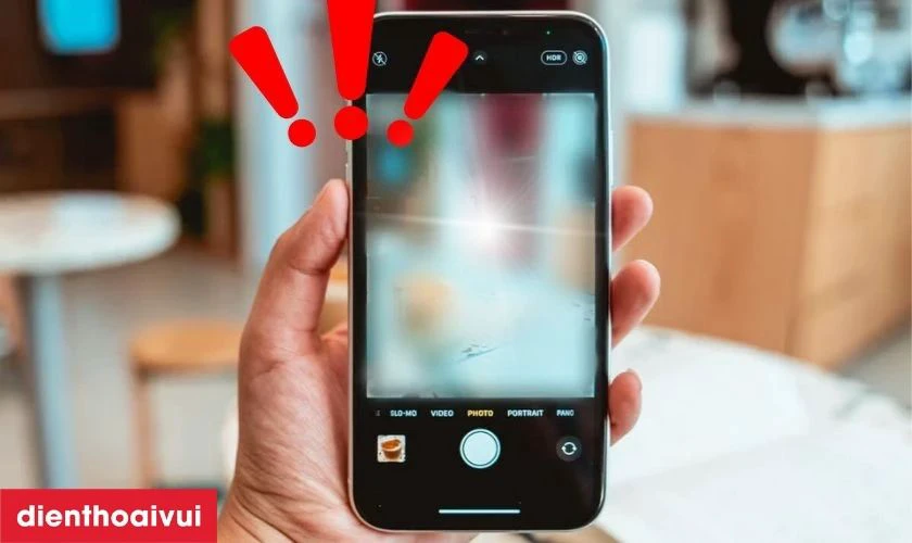 Dấu hiệu cần rửa đốm camera sau iPhone SE 2022